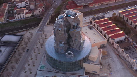 Edificio-Arquitectónico-Moderno-Fundación-Luma-Espacio-Cultural-Francia-Arles